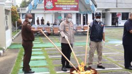 Prosesi pemusnahan barang bukti di halaman kejaksaan. (Mirah Hayati/Jurnalpijar)