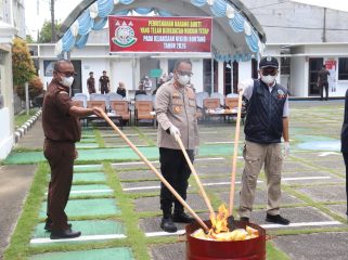 Prosesi pemusnahan barang bukti di halaman kejaksaan. (Mirah Hayati/Jurnalpijar)