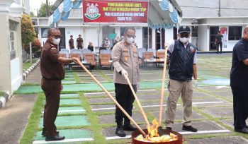 Prosesi pemusnahan barang bukti di halaman kejaksaan. (Mirah Hayati/Jurnalpijar)