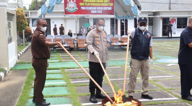 Prosesi pemusnahan barang bukti di halaman kejaksaan. (Mirah Hayati/Jurnalpijar)