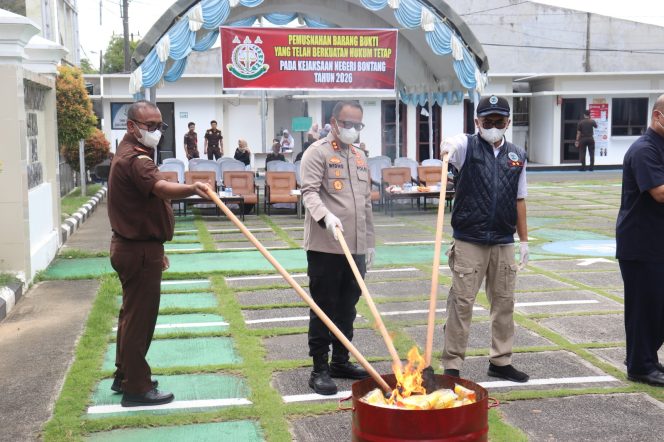 
					Prosesi pemusnahan barang bukti di halaman kejaksaan. (Mirah Hayati/Jurnalpijar)