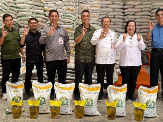 Pemantauan dan monitoring beras dan minyak bantuan di Bulog Samarinda. (Istimewa)