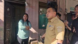 Agus Haris saat sidak rumah warga di Gang Kerapu 3, Loktuan. (Mirah Hayati/Jurnalpijar)