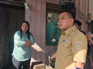 Agus Haris saat sidak rumah warga di Gang Kerapu 3, Loktuan. (Mirah Hayati/Jurnalpijar)