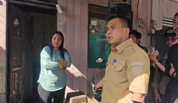 Agus Haris saat sidak rumah warga di Gang Kerapu 3, Loktuan. (Mirah Hayati/Jurnalpijar)