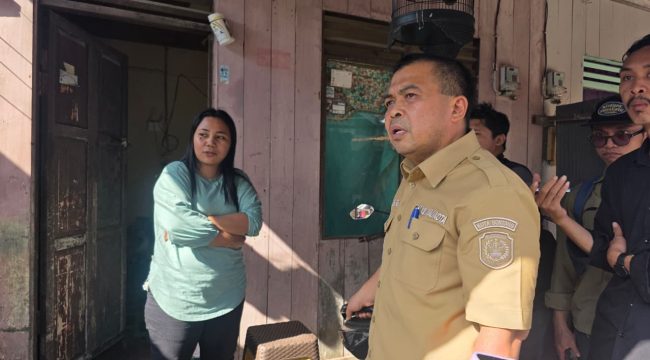 Agus Haris saat sidak rumah warga di Gang Kerapu 3, Loktuan. (Mirah Hayati/Jurnalpijar)