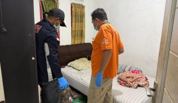 Kondisi kamar AB saat diperiksa pihak berwajib. 