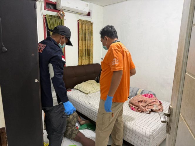 
					Kondisi kamar AB saat diperiksa pihak berwajib. 