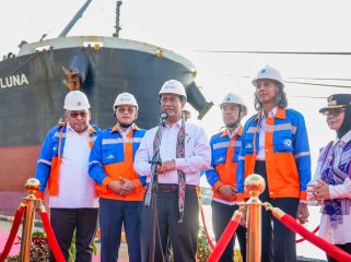 Menteri Pertanian (Mentan) Andi Amran Sulaiman saat menghadiri dan meninjau langsung pelepasan ekspor perdana produk urea PT Pupuk Indonesia (Persero) melalui PT Pupuk Kalimantan Timur ke Australia di Pelabuhan Bontang, Kalimantan Timur (14/5/2026). 
