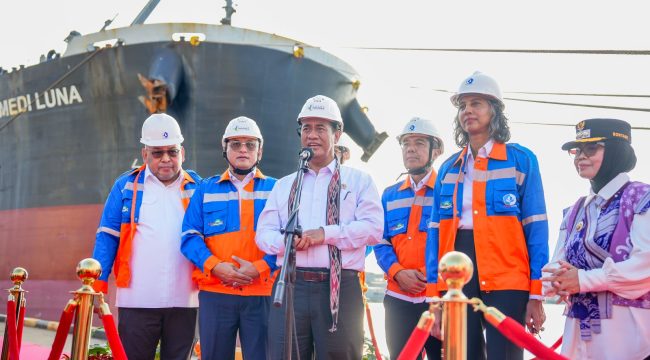 Menteri Pertanian (Mentan) Andi Amran Sulaiman saat menghadiri dan meninjau langsung pelepasan ekspor perdana produk urea PT Pupuk Indonesia (Persero) melalui PT Pupuk Kalimantan Timur ke Australia di Pelabuhan Bontang, Kalimantan Timur (14/5/2026). 