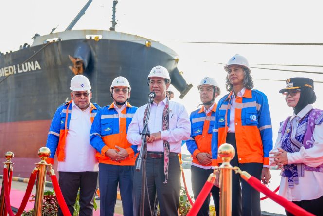 
					Menteri Pertanian (Mentan) Andi Amran Sulaiman saat menghadiri dan meninjau langsung pelepasan ekspor perdana produk urea PT Pupuk Indonesia (Persero) melalui PT Pupuk Kalimantan Timur ke Australia di Pelabuhan Bontang, Kalimantan Timur (14/5/2026). 