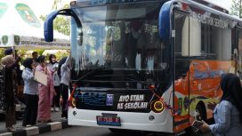 : Peluncuran bus listrik sekolah di Kutim dilakukan usai upacara Hari Pendidikan Nasional di halaman Kantor Bupati Kutim, Senin (4/5/2026.