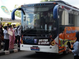 : Peluncuran bus listrik sekolah di Kutim dilakukan usai upacara Hari Pendidikan Nasional di halaman Kantor Bupati Kutim, Senin (4/5/2026.