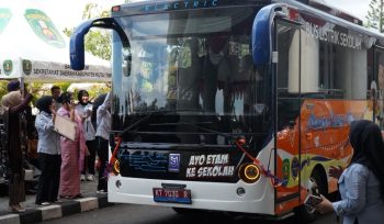 : Peluncuran bus listrik sekolah di Kutim dilakukan usai upacara Hari Pendidikan Nasional di halaman Kantor Bupati Kutim, Senin (4/5/2026.