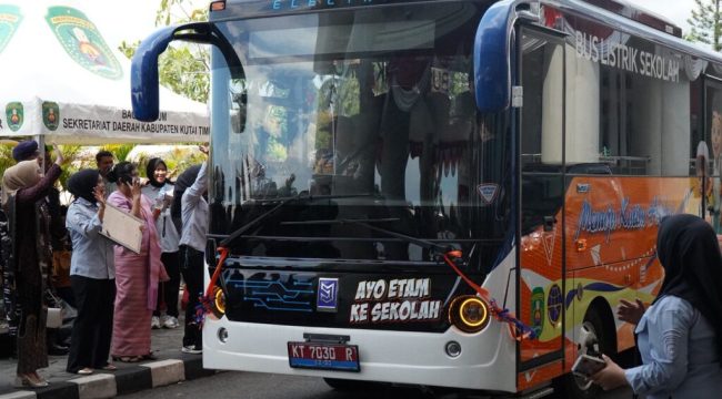 : Peluncuran bus listrik sekolah di Kutim dilakukan usai upacara Hari Pendidikan Nasional di halaman Kantor Bupati Kutim, Senin (4/5/2026.