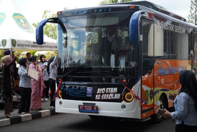 
					: Peluncuran bus listrik sekolah di Kutim dilakukan usai upacara Hari Pendidikan Nasional di halaman Kantor Bupati Kutim, Senin (4/5/2026.