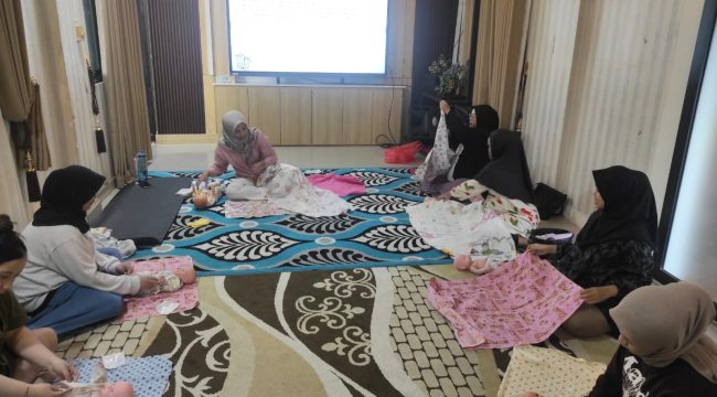 Para calon ibu dibekali keterampilan merawat bayi oleh petugas dari Puskesmas Bontang Utara 1. (Foto: Bambang)