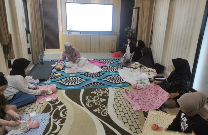 
					Para calon ibu dibekali keterampilan merawat bayi oleh petugas dari Puskesmas Bontang Utara 1. (Foto: Bambang)