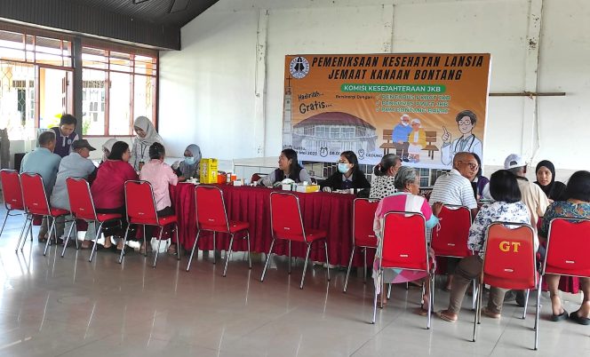 
					Puskesmas Bontang Barat Jemput Bola, Layani Pemeriksaan Kesehatan Lansia di Gereja Toraja Kanaan