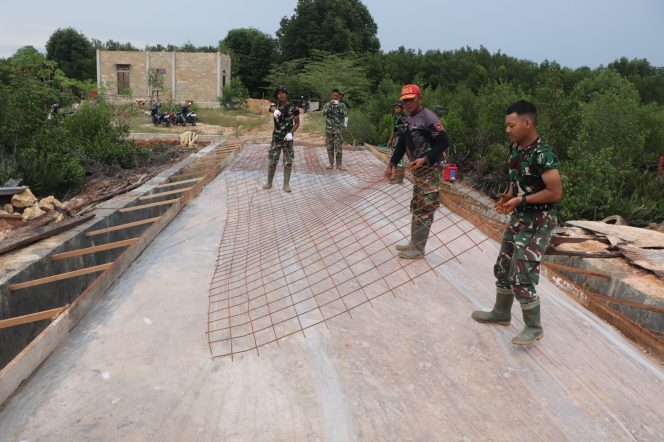 
					Pembangunan Badan Jalan di RT 13 Bontang Kuala Dipasangi Wiremesh, Satgas TMMD Kodim 0908/Bontang Kebut Pekerjaan