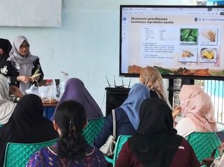 Suasana pelatihan membuat ramuan tradisional dari olahan tanaman obat keluarga oleh Puskesmas Bontang Barat kepada kader posyandu Kelurahan Telihan (Bambang/Jurnalpijar)
