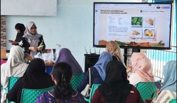 Suasana pelatihan membuat ramuan tradisional dari olahan tanaman obat keluarga oleh Puskesmas Bontang Barat kepada kader posyandu Kelurahan Telihan (Bambang/Jurnalpijar)
