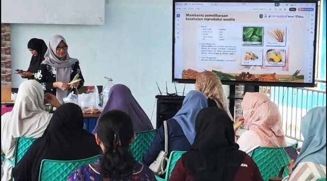 Suasana pelatihan membuat ramuan tradisional dari olahan tanaman obat keluarga oleh Puskesmas Bontang Barat kepada kader posyandu Kelurahan Telihan (Bambang/Jurnalpijar)
