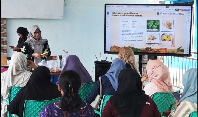 
					Suasana pelatihan membuat ramuan tradisional dari olahan tanaman obat keluarga oleh Puskesmas Bontang Barat kepada kader posyandu Kelurahan Telihan (Bambang/Jurnalpijar)
