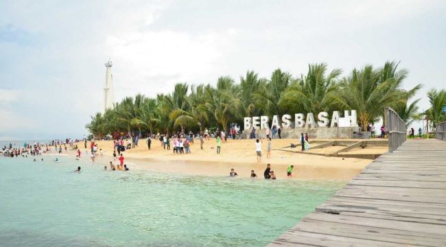 Pulau wisata Beras Basah di Kota Bontang.