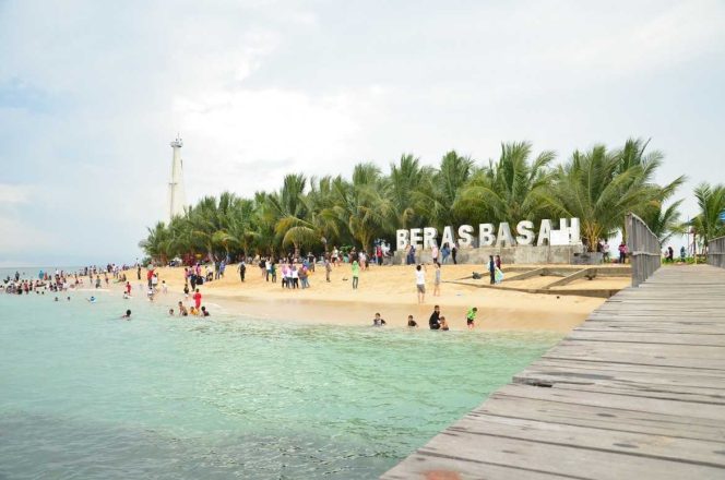 
					Pulau wisata Beras Basah di Kota Bontang.