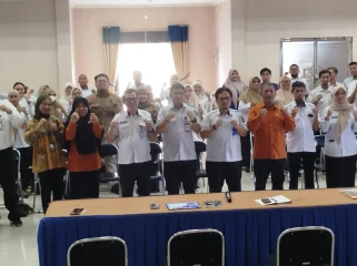 Foto bersama dalam Rapat Evaluasi Pengumpulan dan Pemeriksaan Data yang digelar di Gedung BPU Kecamatan Bontang Barat, Rabu (10/6/2026). Foto/Istimewa
