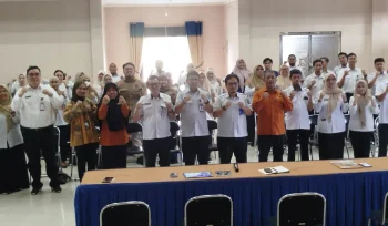 Foto bersama dalam Rapat Evaluasi Pengumpulan dan Pemeriksaan Data yang digelar di Gedung BPU Kecamatan Bontang Barat, Rabu (10/6/2026). Foto/Istimewa
