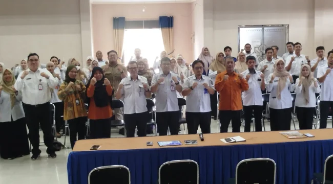 Foto bersama dalam Rapat Evaluasi Pengumpulan dan Pemeriksaan Data yang digelar di Gedung BPU Kecamatan Bontang Barat, Rabu (10/6/2026). Foto/Istimewa
