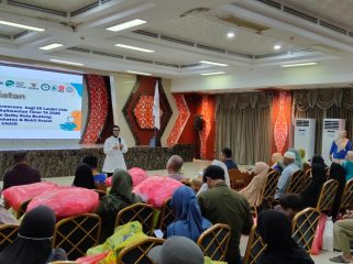 Wali Kota Bontang memberi sambutan pada pembukaan penyaluran bantuan sosial terencana bagi 55 warga lanjut usia (lansia) yang bersumber dari Pemerintah Provinsi Kalimantan Timur pada Tahun Anggaran 2026, Sabtu (4/7/2026).(Foto: Bambang)
