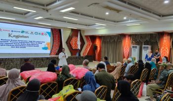 Wali Kota Bontang memberi sambutan pada pembukaan penyaluran bantuan sosial terencana bagi 55 warga lanjut usia (lansia) yang bersumber dari Pemerintah Provinsi Kalimantan Timur pada Tahun Anggaran 2026, Sabtu (4/7/2026).(Foto: Bambang)

