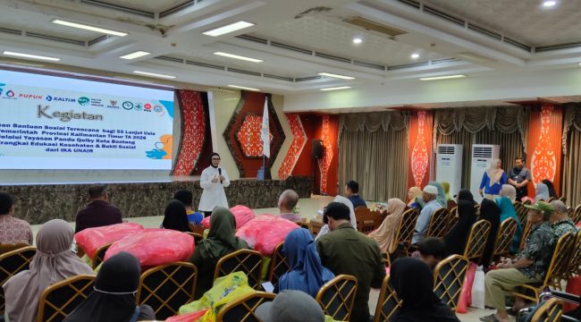 Wali Kota Bontang memberi sambutan pada pembukaan penyaluran bantuan sosial terencana bagi 55 warga lanjut usia (lansia) yang bersumber dari Pemerintah Provinsi Kalimantan Timur pada Tahun Anggaran 2026, Sabtu (4/7/2026).(Foto: Bambang)
