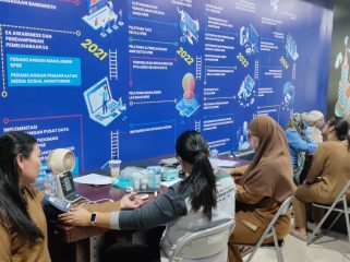 Petugas kesehatan Puskesmas Bontang Utara I saat melaksanakan CKG di Kantor Disnaker Bontang. (Foto: Bambang)
