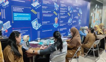 Petugas kesehatan Puskesmas Bontang Utara I saat melaksanakan CKG di Kantor Disnaker Bontang. (Foto: Bambang)
