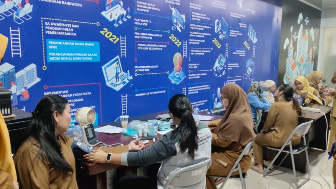 
					Petugas kesehatan Puskesmas Bontang Utara I saat melaksanakan CKG di Kantor Disnaker Bontang. (Foto: Bambang)
