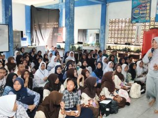 Edukasi kesehatan mental oleh Dinkes dan PT KPI saat pelaksanaan MPLS di SMK Negeri 2 Bontang (Bambang/Jurnalpijar)