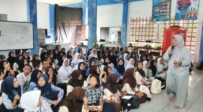 Edukasi kesehatan mental oleh Dinkes dan PT KPI saat pelaksanaan MPLS di SMK Negeri 2 Bontang (Bambang/Jurnalpijar)