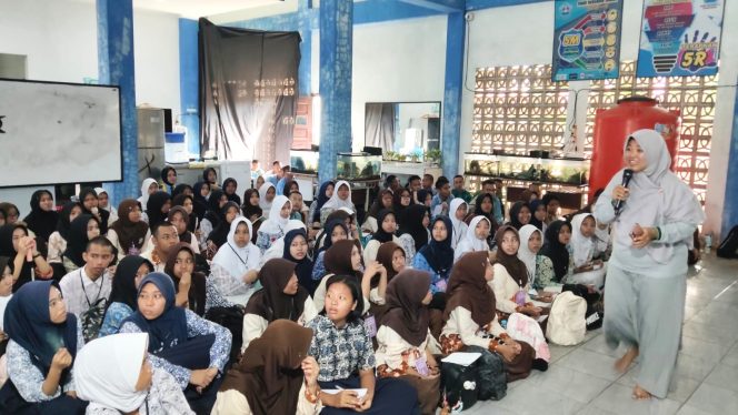 
					Edukasi kesehatan mental oleh Dinkes dan PT KPI saat pelaksanaan MPLS di SMK Negeri 2 Bontang (Bambang/Jurnalpijar)