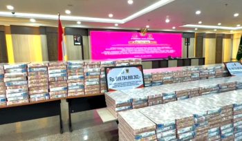 Tumpukan uang di Kejaksaan Tinggi Kalimantan Timur yang disita dari perkara korupsi pertambangan di lahan transmigrasi.