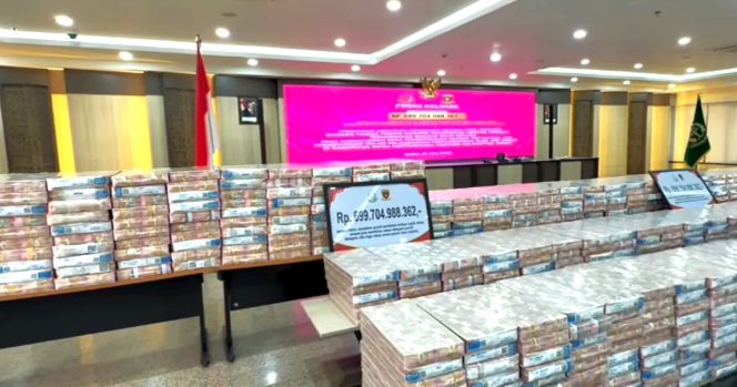 
					Tumpukan uang di Kejaksaan Tinggi Kalimantan Timur yang disita dari perkara korupsi pertambangan di lahan transmigrasi.