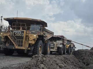 Alat berat pengangkut batu bara perusahaan yang melintasi jalan poros antara Sangatt-Bengalon di Kutim. (Foto: Dok. JP)