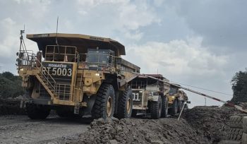Alat berat pengangkut batu bara perusahaan yang melintasi jalan poros antara Sangatt-Bengalon di Kutim. (Foto: Dok. JP)