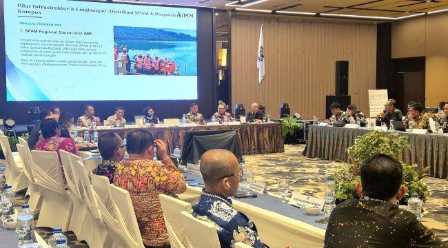 Wali Kota Bontang Neni Moerniaeni memimpin Rakor Forkopimda dan Stakeholders pada sesi kedua di The Rinra Makassar, Kamis (20/8/2026). (Foto: Qadlie/JP)
