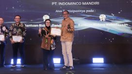 Wali Kota Bontang Neni Moerniaeni (kiri) saat menyerahkan piagam penghargaan TJSLP Award 2025 di Makassar, Kamis (20/8/2026). (Foto: Iqbal/ Prokompim Bontang)