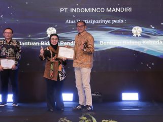 Wali Kota Bontang Neni Moerniaeni (kiri) saat menyerahkan piagam penghargaan TJSLP Award 2025 di Makassar, Kamis (20/8/2026). (Foto: Iqbal/ Prokompim Bontang)