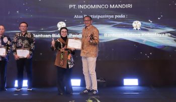 Wali Kota Bontang Neni Moerniaeni (kiri) saat menyerahkan piagam penghargaan TJSLP Award 2025 di Makassar, Kamis (20/8/2026). (Foto: Iqbal/ Prokompim Bontang)